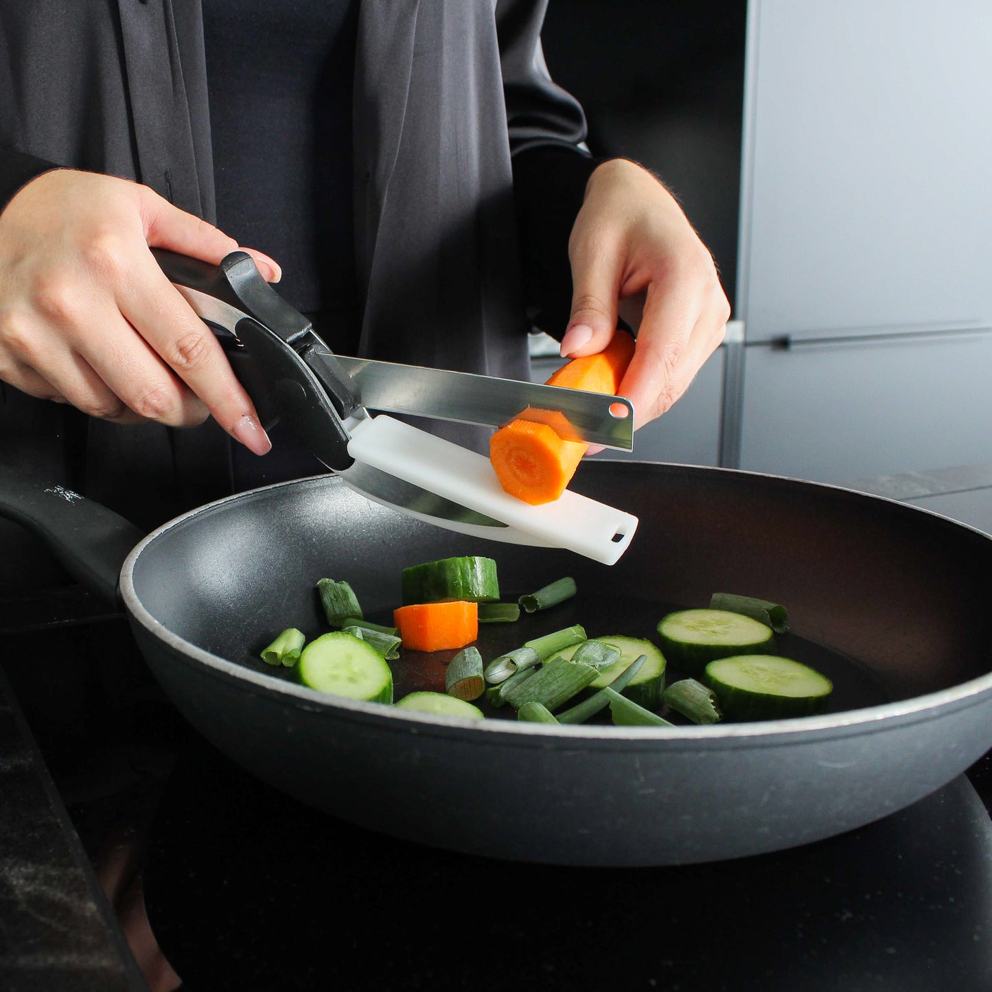 myramonda 2-in-1 Scherenmesser mit Mini-Schneidebrett